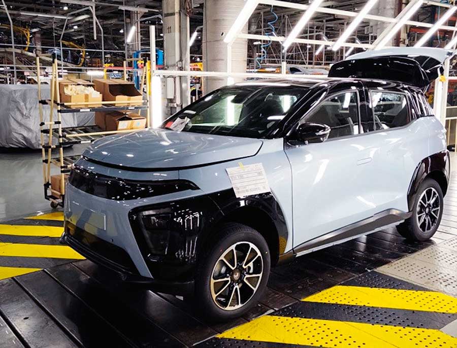 Завод «Москвич» выпустил первый конвейерный электромобиль Атом и готовится к серийному производству