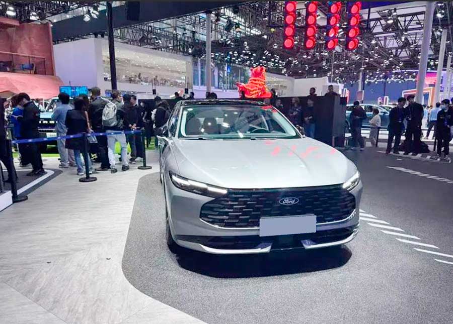 В КНР открыты продажи технологичного седана Ford Mondeo рестайлинга 2025 года с революционным 4K-экраном и увеличенной мощностью агрегатов