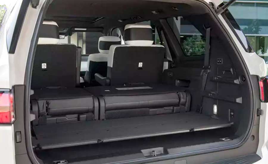 В России появилась достойная замена Land Cruiser 300. Toyota Sequoia — самый «неубиваемый» автомобиль в мире