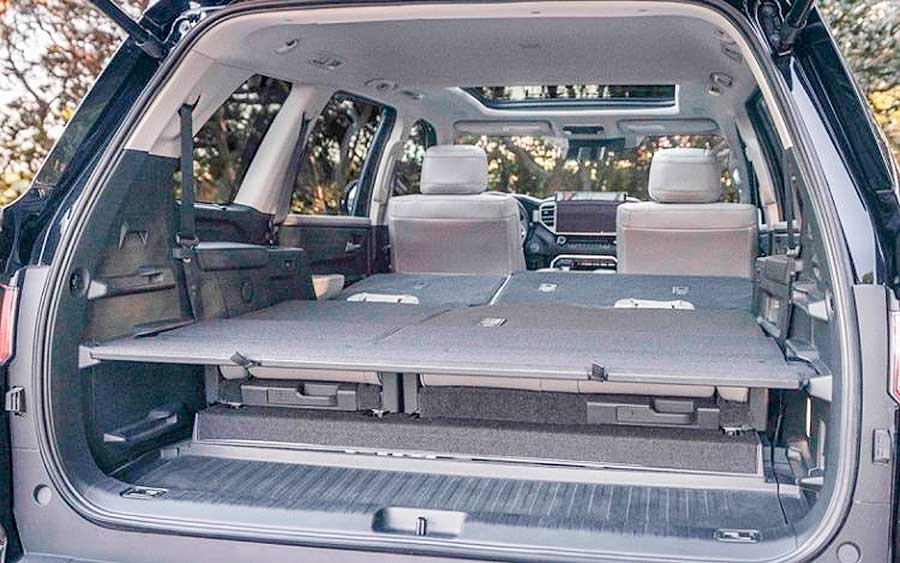 В России появилась достойная замена Land Cruiser 300. Toyota Sequoia — самый «неубиваемый» автомобиль в мире