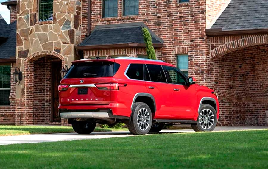 В России появилась достойная замена Land Cruiser 300. Toyota Sequoia — самый «неубиваемый» автомобиль в мире