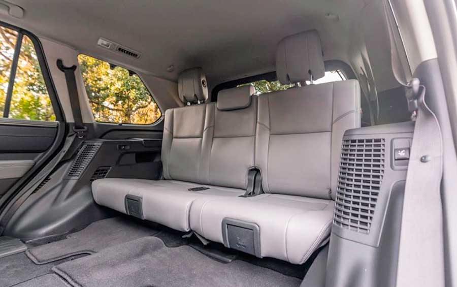 В России появилась достойная замена Land Cruiser 300. Toyota Sequoia — самый «неубиваемый» автомобиль в мире