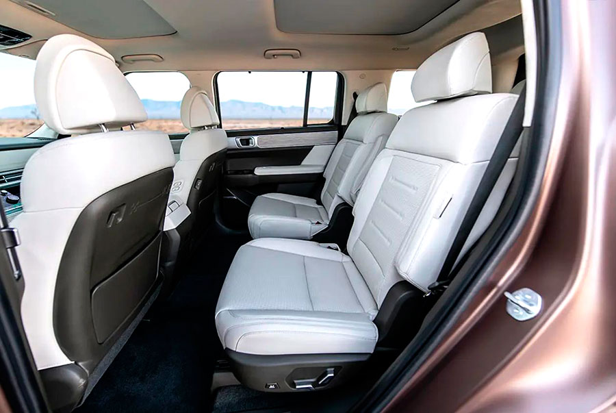 Надежный корейский кроссовер Hyundai Santa Fe возвращается на российский рынок