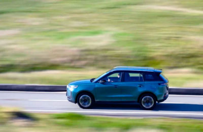 Для города до бездорожья: в салоны российских дилеров поступили кроссоверы Jaecoo J6 2026 по цене — от 2,3 млн. руб.