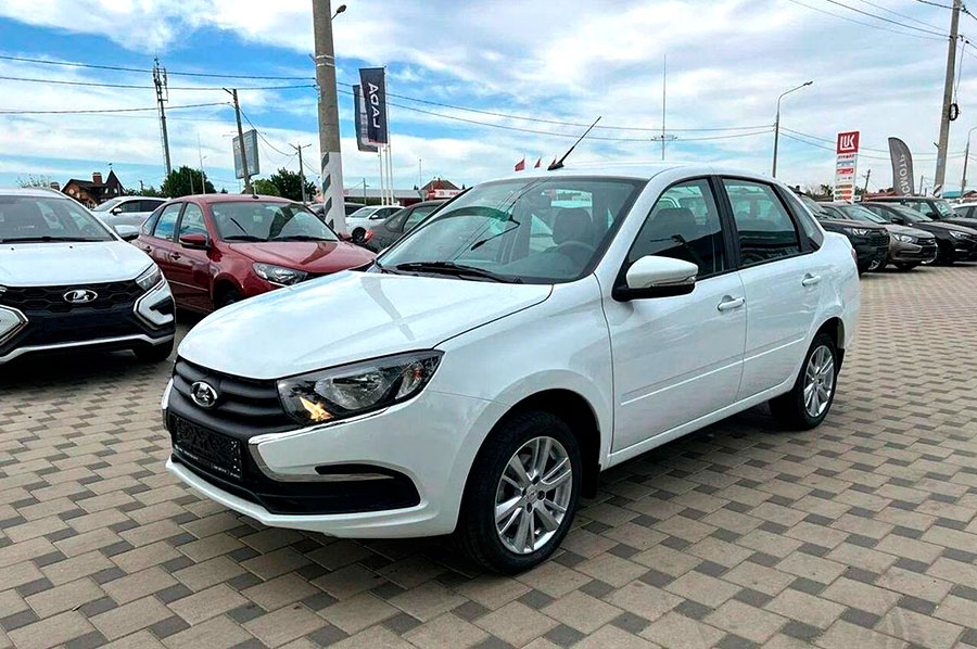 Тревожная статистика: возраст двух третей автопарка превышает десять лет. Какой самый популярный автомобиль в России 2026 г.?