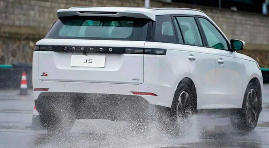 Для города до бездорожья: в салоны российских дилеров поступили кроссоверы Jaecoo J6 2026 по цене — от 2,3 млн. руб.