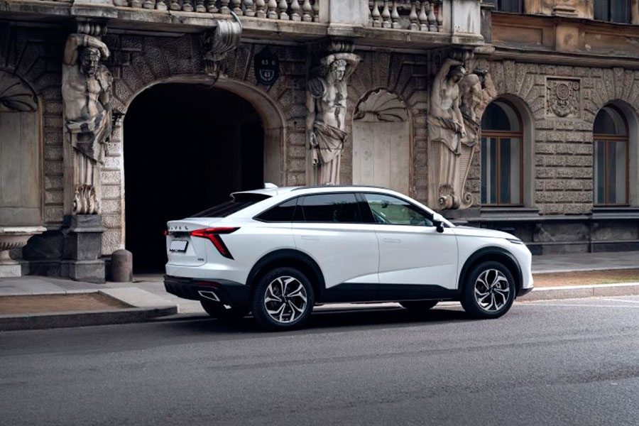 Скоро в российские автосалоны поступит стильный купеобразный кроссовер нового поколения Haval F7x 2026