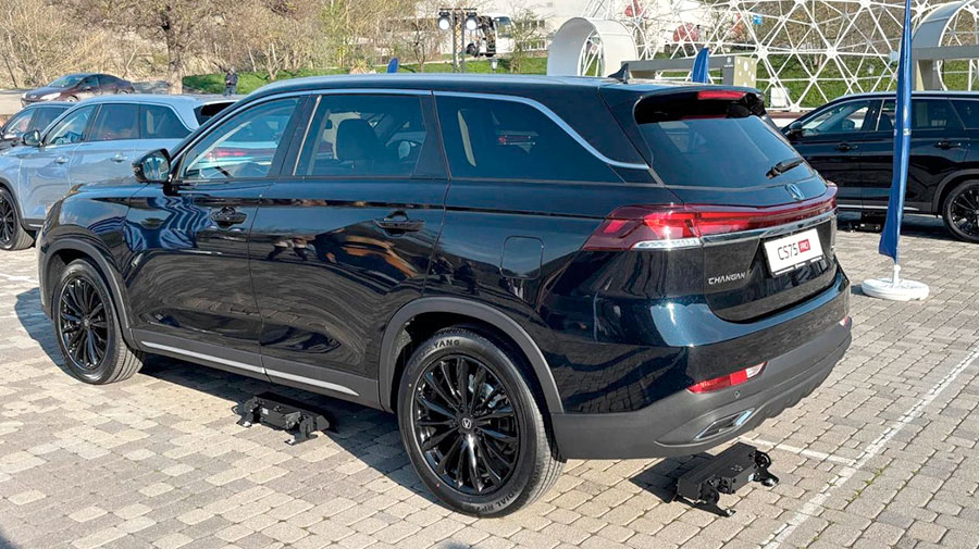 В салонах дилеров продается Changan CS75 Pro с салоном на 5 или 7 мест по цене: 2,665-2,885 млн. рублей