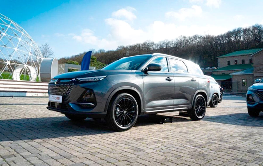 В салонах дилеров продается Changan CS75 Pro с салоном на 5 или 7 мест по цене: 2,665-2,885 млн. рублей