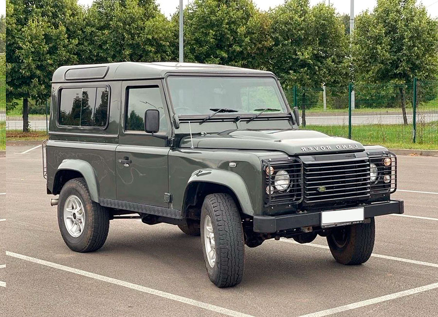 Land Rover Defender 90 в стиле «Барби» выставлен на авторитетном аукционе без резерва