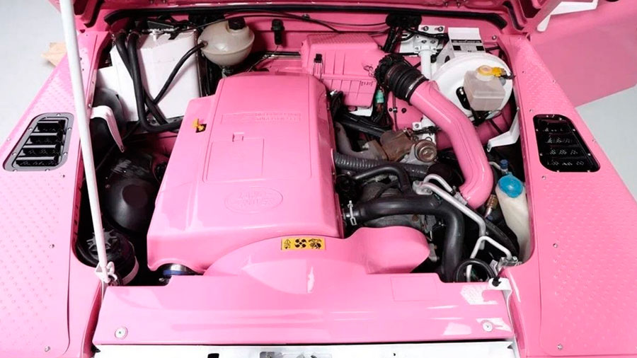 Land Rover Defender 90 в стиле «Барби» выставлен на авторитетном аукционе без резерва