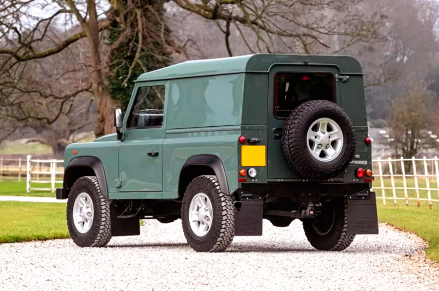 Land Rover Defender 90 в стиле «Барби» выставлен на авторитетном аукционе без резерва