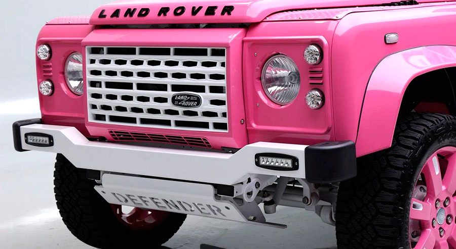 Land Rover Defender 90 в стиле «Барби» выставлен на авторитетном аукционе без резерва