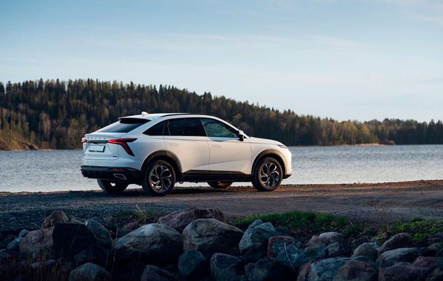 Скоро в российские автосалоны поступит стильный купеобразный кроссовер нового поколения Haval F7x 2026