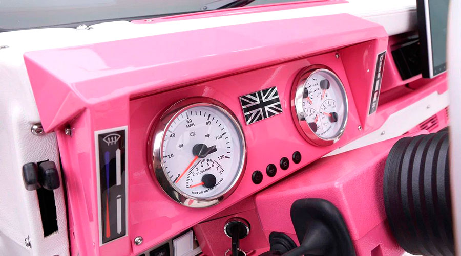 Land Rover Defender 90 в стиле «Барби» выставлен на авторитетном аукционе без резерва