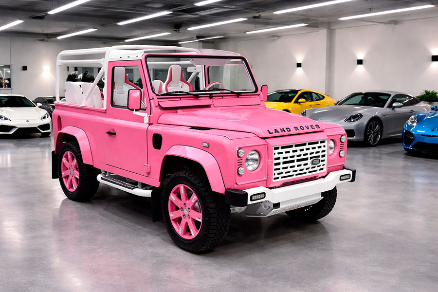 Land Rover Defender 90 в стиле «Барби» выставлен на авторитетном аукционе без резерва