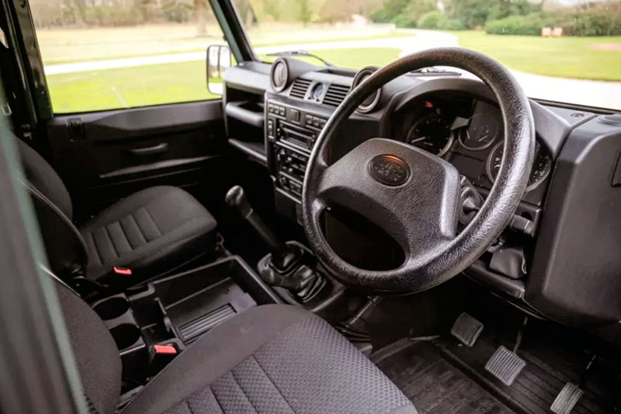 Land Rover Defender 90 в стиле «Барби» выставлен на авторитетном аукционе без резерва