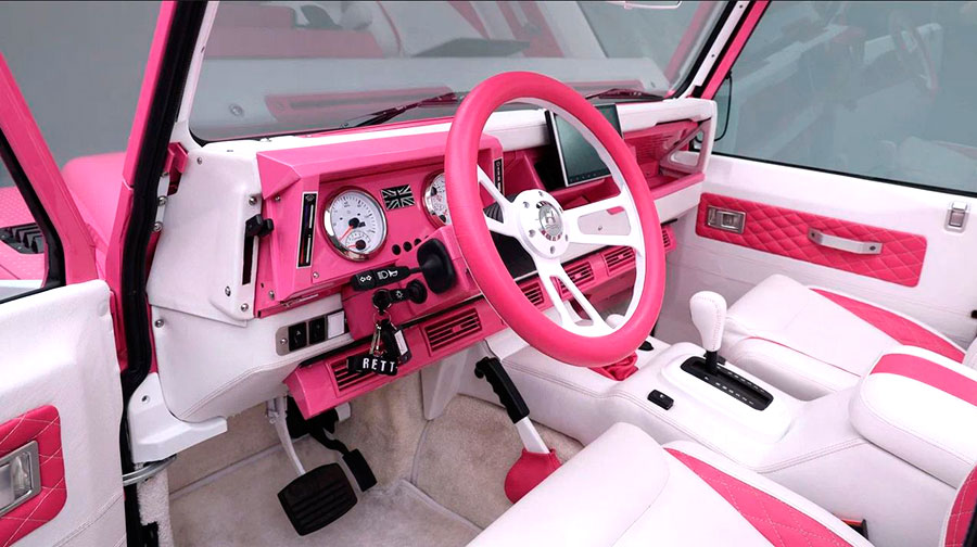 Land Rover Defender 90 в стиле «Барби» выставлен на авторитетном аукционе без резерва