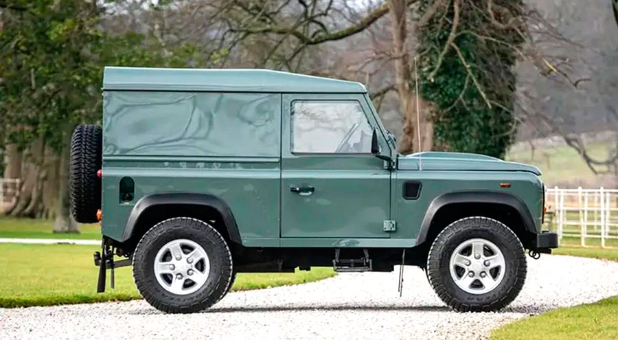 Land Rover Defender 90 в стиле «Барби» выставлен на авторитетном аукционе без резерва