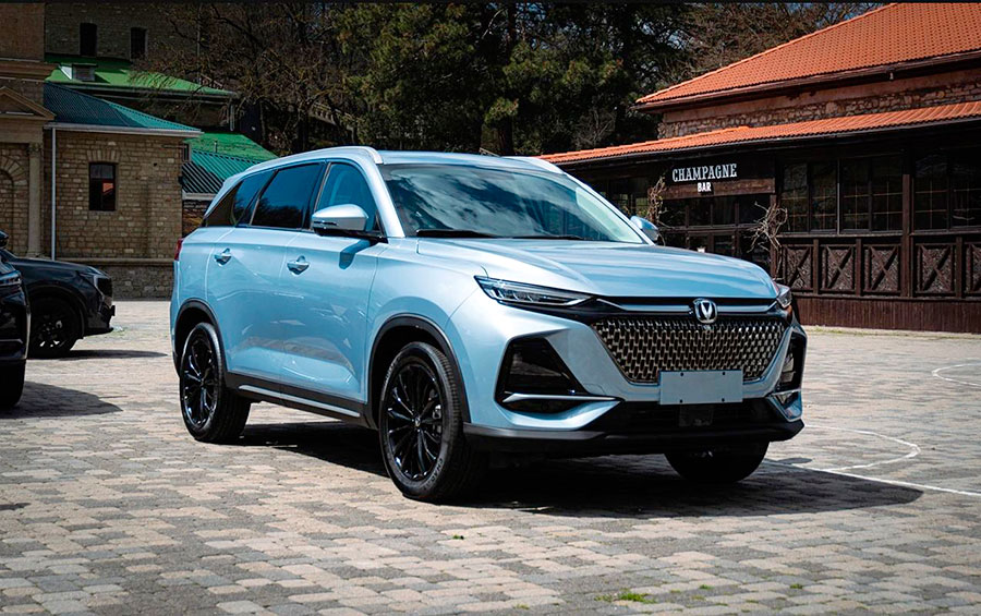 В салонах дилеров продается Changan CS75 Pro с салоном на 5 или 7 мест по цене: 2,665-2,885 млн. рублей