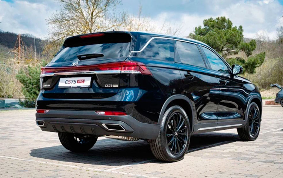 В салонах дилеров продается Changan CS75 Pro с салоном на 5 или 7 мест по цене: 2,665-2,885 млн. рублей