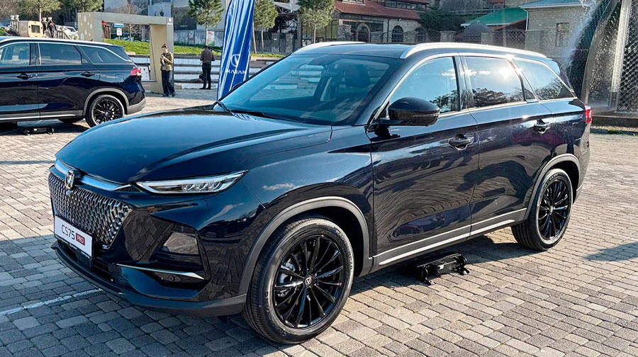В салонах дилеров продается Changan CS75 Pro с салоном на 5 или 7 мест по цене: 2,665-2,885 млн. рублей