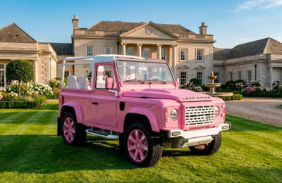 Land Rover Defender 90 в стиле «Барби» выставлен на авторитетном аукционе без резерва