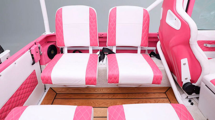 Land Rover Defender 90 в стиле «Барби» выставлен на авторитетном аукционе без резерва