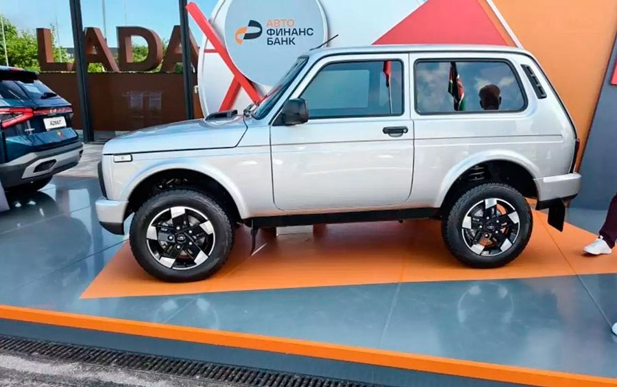 АвтоВАЗ на ПМЭФ показал обновленный внедорожник Lada Niva Legend 2026 с более мощным мотором и усиленной защитой кузова