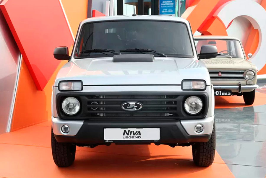 АвтоВАЗ на ПМЭФ показал обновленный внедорожник Lada Niva Legend 2026 с более мощным мотором и усиленной защитой кузова