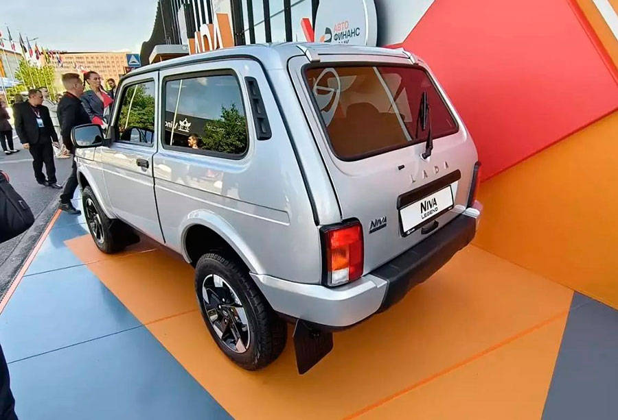 АвтоВАЗ на ПМЭФ показал обновленный внедорожник Lada Niva Legend 2026 с более мощным мотором и усиленной защитой кузова