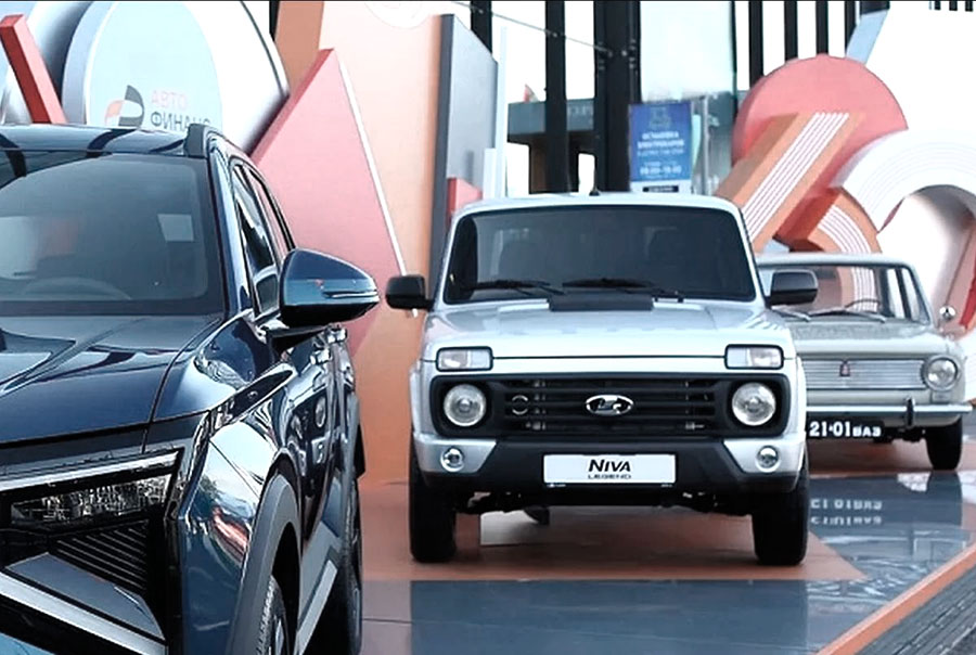 АвтоВАЗ на ПМЭФ показал обновленный внедорожник Lada Niva Legend 2026 с более мощным мотором и усиленной защитой кузова