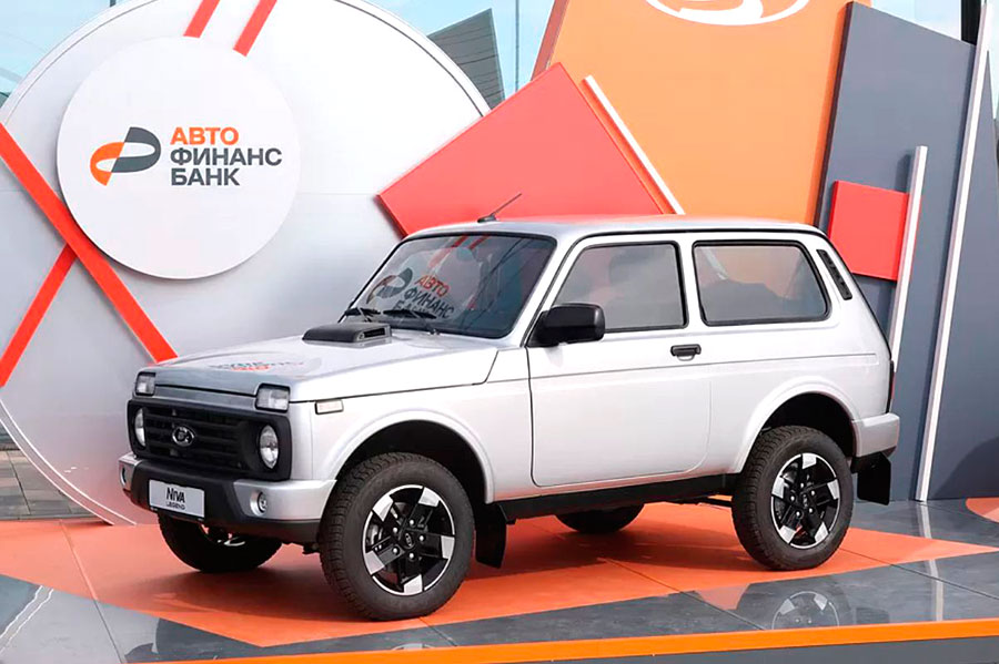 АвтоВАЗ на ПМЭФ показал обновленный внедорожник Lada Niva Legend 2026 с более мощным мотором и усиленной защитой кузова