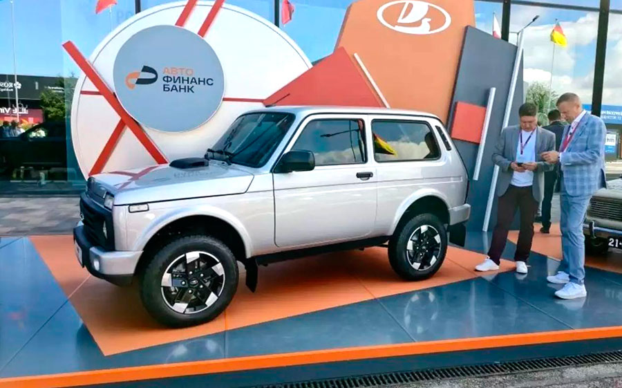 АвтоВАЗ на ПМЭФ показал обновленный внедорожник Lada Niva Legend 2026 с более мощным мотором и усиленной защитой кузова