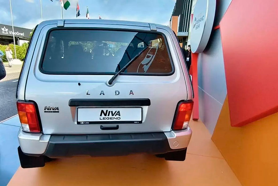 АвтоВАЗ на ПМЭФ показал обновленный внедорожник Lada Niva Legend 2026 с более мощным мотором и усиленной защитой кузова
