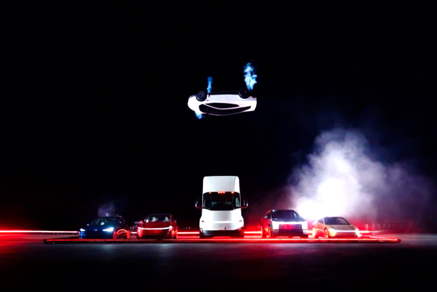 Шоу Tesla Roadster: спорткар перепрыгивает автомобили и вращается в воздухе
